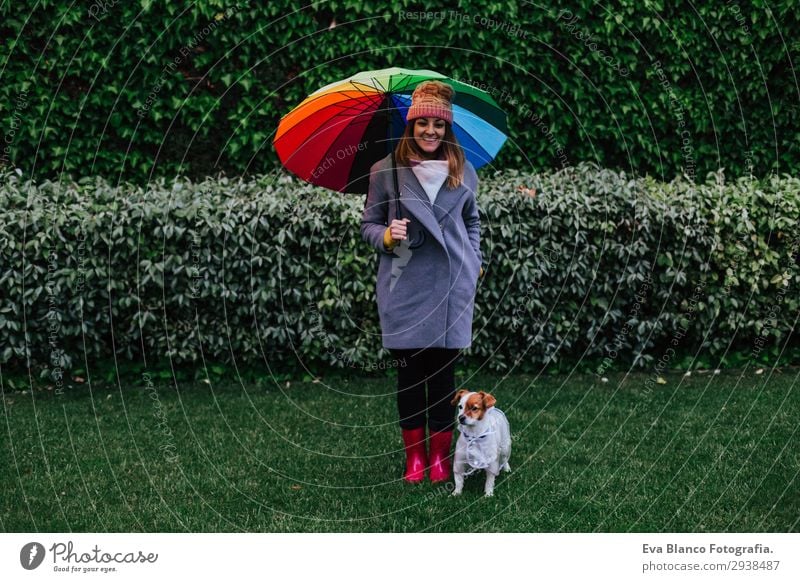 junge Frau und Hund mit Regenschirm im Freien Lifestyle Mensch feminin Junge Frau Jugendliche Erwachsene 1 30-45 Jahre Natur Wasser Wassertropfen Wolken