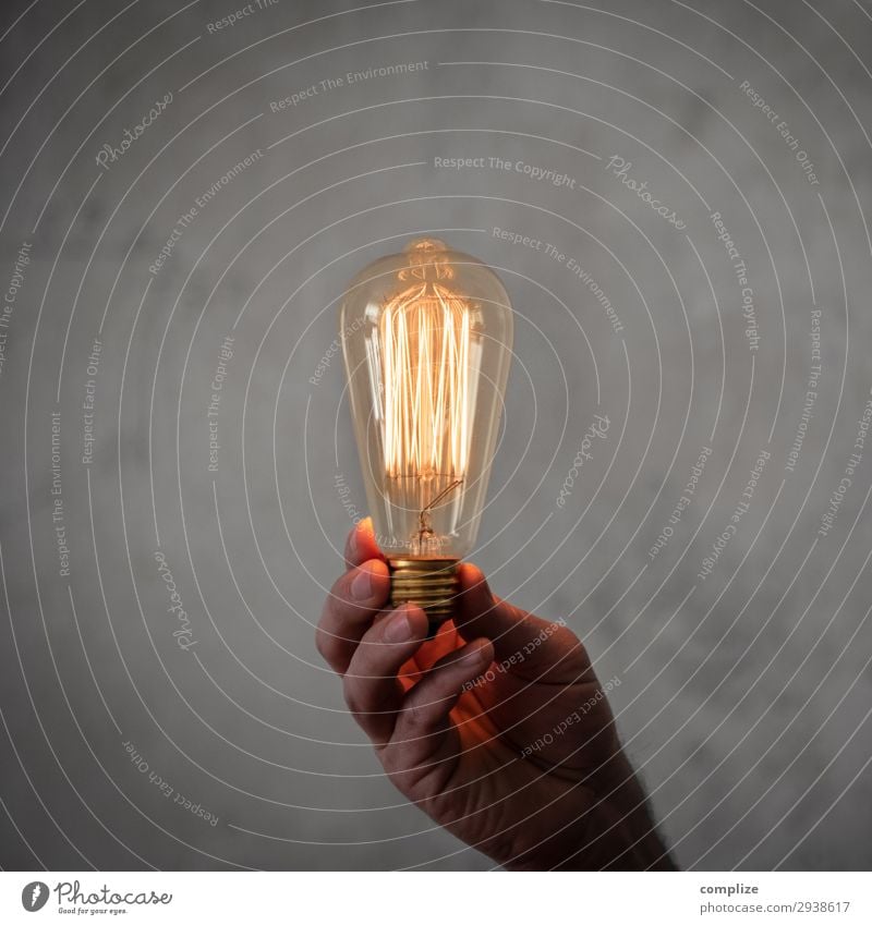 Gute Idee | Leuchtende Vintage Glühbirne in der Hand Lifestyle Häusliches Leben Wohnung Hausbau Renovieren Umzug (Wohnungswechsel) Innenarchitektur