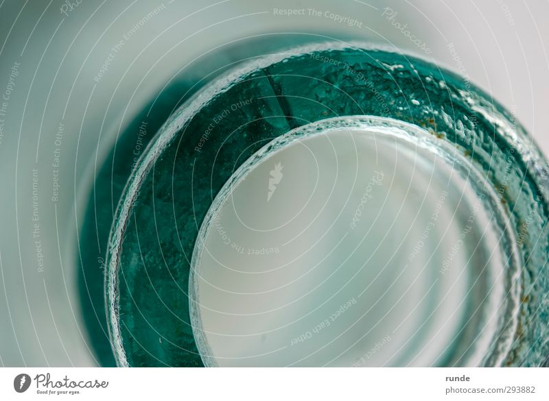 Kreis aus Glas Flasche festhalten ästhetisch authentisch elegant kalt rund blau grün türkis Kraft Ehrlichkeit Weisheit klug diszipliniert Zufriedenheit Erfolg