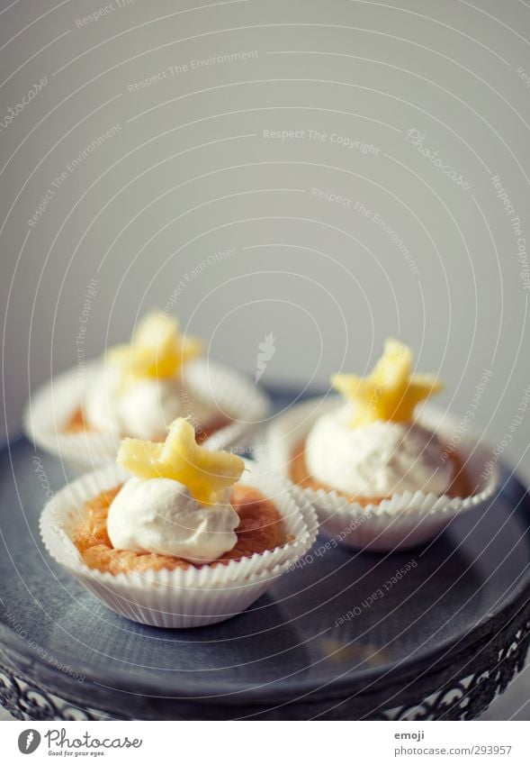 z'Vieri Dessert Süßwaren Ernährung Picknick Fingerfood Teller lecker süß gelb Muffin Cupcake Farbfoto Innenaufnahme Nahaufnahme Menschenleer Textfreiraum oben