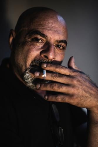 Rauchender Vater Lifestyle Rauschmittel Mensch maskulin Mann Erwachsene Senior 1 45-60 Jahre alt dunkel nahöstlich arabisch gutaussehend reif Zigarre Nacht
