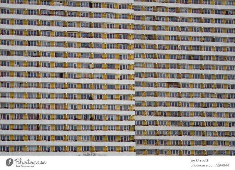 schöner wohnen in Schichten im Plattenbau Marzahn Fassade Balkon Streifen eckig hässlich trist modern Symmetrie Asymmetrie horizontal DDR versetzt abstrakt