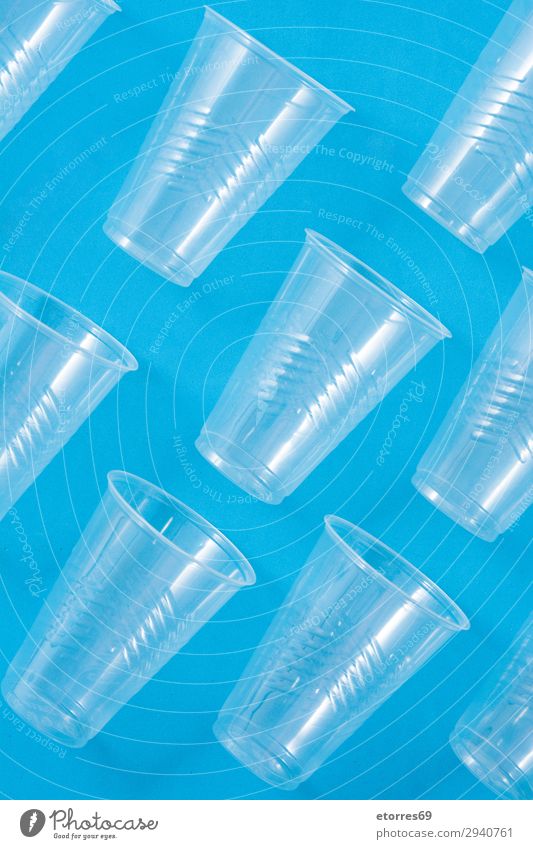 Einweg-Kunststoffbecher Muster Geburtstag blau Entwurf Tasse ökologisch leer Umwelt Müll Menschengruppe industriell Küchengeräte Objektfotografie Recycling
