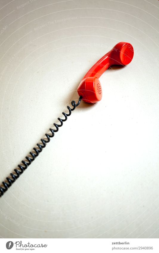 Telefonhörer alt Telefongespräch antik Büro heißer draht Sprache sprechen Telekommunikation Kommunizieren Verbindung festnetz rot besetzen