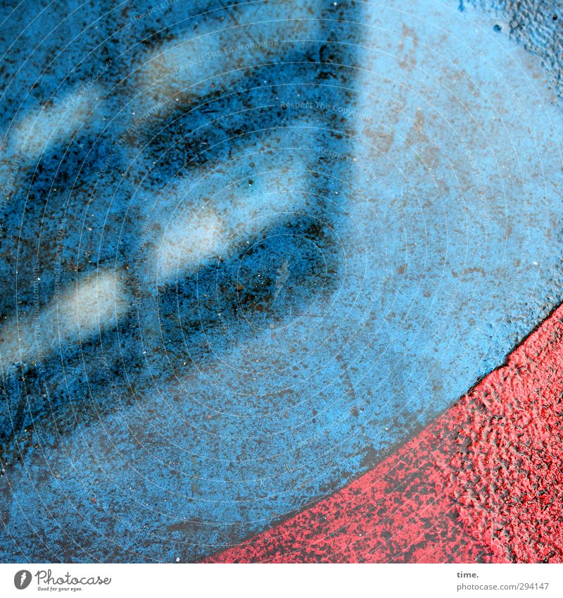 Blaues Haus | Rote Kurve Hochhaus Wege & Pfade Verkehrszeichen Verkehrsschild Asphalt nass trashig blau rot Armut Design geheimnisvoll Inspiration Perspektive