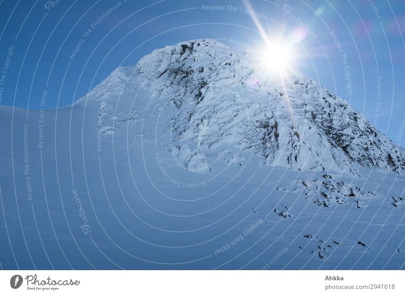 Sonne scheint hinter einem schneebedeckten Gipfel hervor Schneebedeckte Gipfel winter Berge u. Gebirge Himmel Gegenlichtaufnahme strahlend Menschenleer