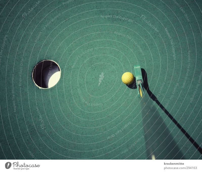 Die letzte Meile Freude Freizeit & Hobby Spielen Minigolf Minigolfschläger grün Konzentration einlochen Minigolfball Ball Loch Kreis Metall Kunststoff Schatten