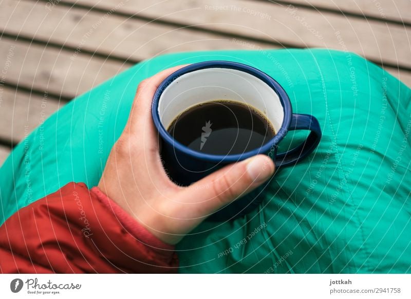Camping Kaffee Frühstück Getränk trinken Heißgetränk Tasse Becher Zufriedenheit Erholung Duft Ferien & Urlaub & Reisen Abenteuer wandern Hand Finger festhalten