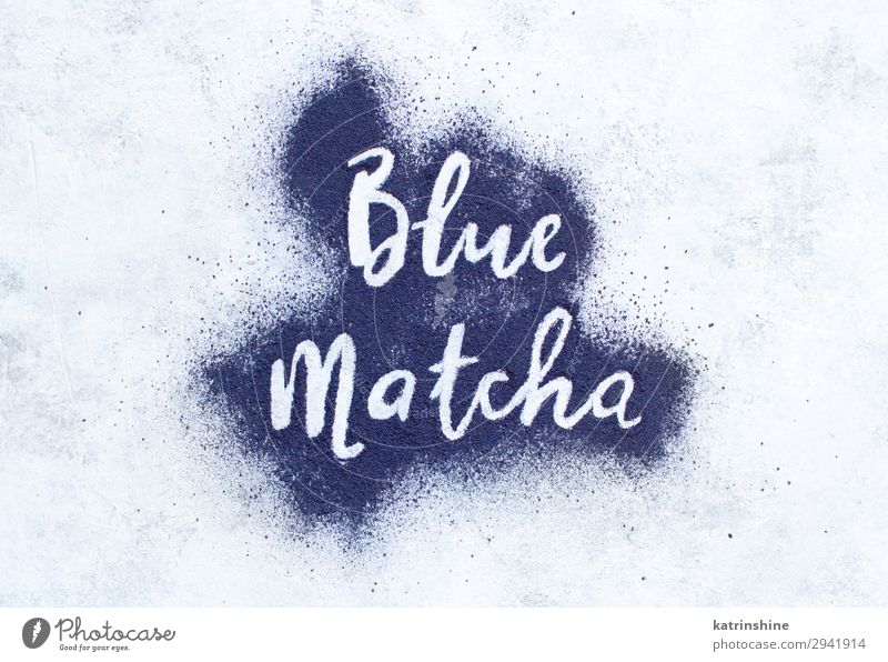 Blaues Matcha-Pulver Vegetarische Ernährung natürlich blau weiß Energie blaues Streichholz Wort Schmetterlingserbse Antioxidans getrocknet Lebensmittel