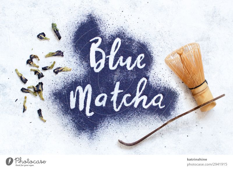 Blaues Matcha-Pulver Vegetarische Ernährung Tee Blume natürlich blau weiß Energie blaues Streichholz Rührbesen Wort Schmetterlingserbse Trockenblumen