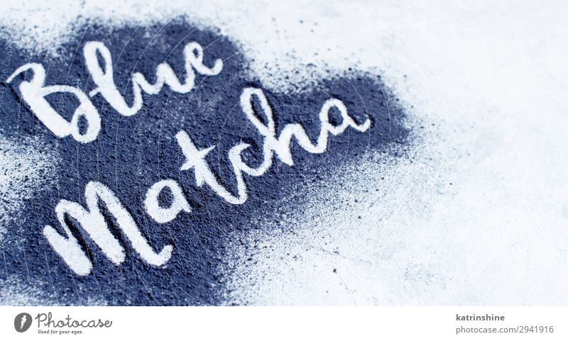 Blaues Matcha-Pulver Vegetarische Ernährung Tee Blume natürlich blau weiß Energie blaues Streichholz Wort Schmetterlingserbse Antioxidans Textfreiraum