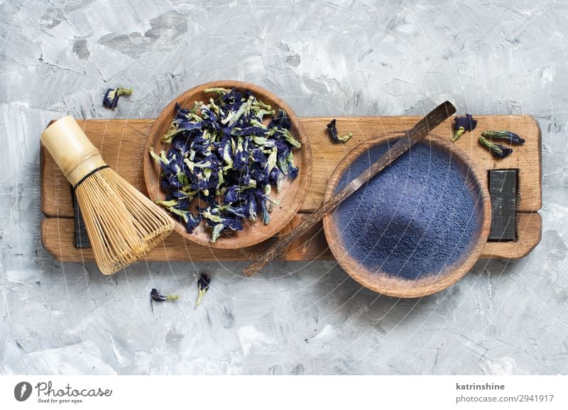 Blaues Matcha-Pulver Vegetarische Ernährung Tee Blume natürlich blau weiß Energie blaues Streichholz Rührbesen Wort Schmetterlingserbse Trockenblumen