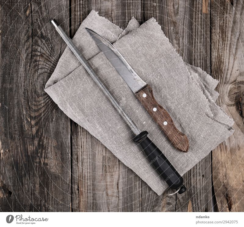 Messer mit Schärfung auf dem Holztisch Tisch Küche Arbeit & Erwerbstätigkeit Werkzeug Metall Stahl Rost alt dreckig retro braun Hintergrund blanko Holzplatte