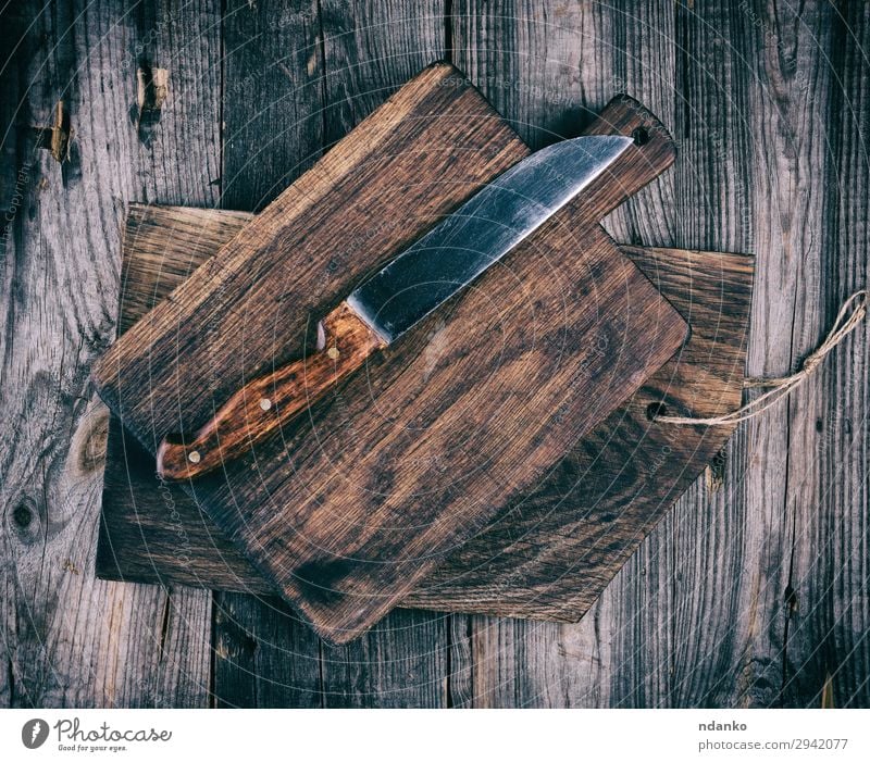 alte Holzschneidebretter und ein Messer Design Küche Werkzeug dreckig natürlich oben retro braun weiß antik Hintergrund blanko Holzplatte zerkleinernd