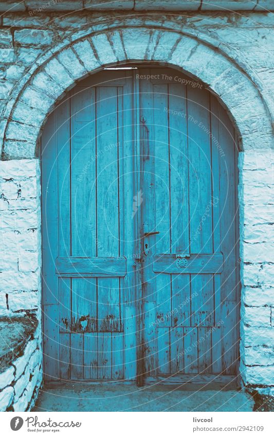 blaue Tür, Albanien Dorf Gebäude Architektur Straße Holz niedlich retro Girokastra albanien Europa Balkan Land Holztür Bogen antike Tür rustikale Tür alte Tür
