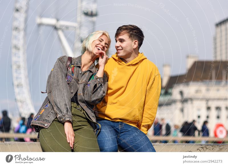 Glückliches Paar an der Westminster Bridge, River Thames, London. UK. Lifestyle Freude schön Ferien & Urlaub & Reisen Tourismus Sightseeing Mensch maskulin