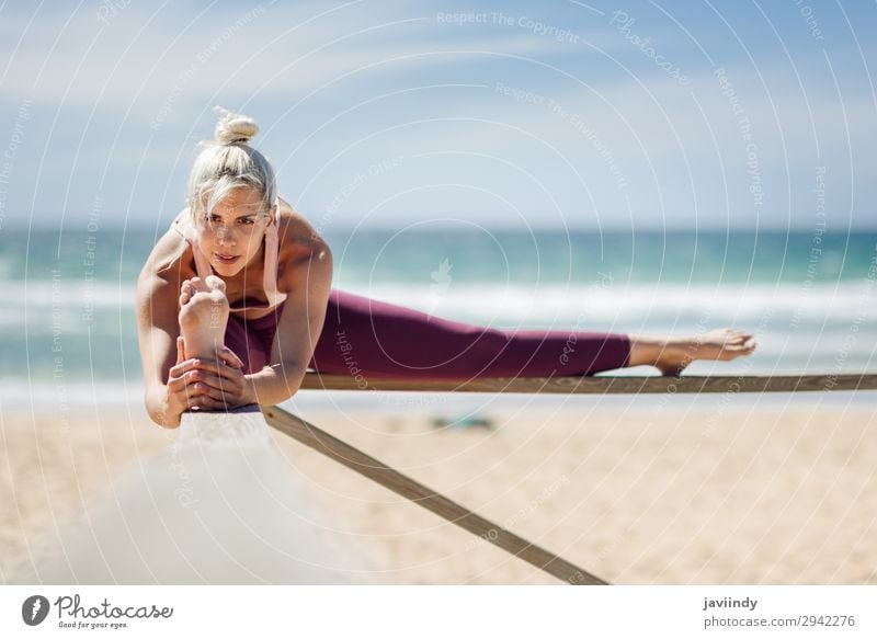 Kaukasische Frau übt Yoga am Meer. Lifestyle schön Körper Leben stimmig Erholung Meditation Sommer Strand Sport Mensch feminin Junge Frau Jugendliche Erwachsene