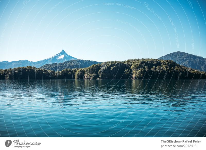 Vulkan Natur blau grün Wasser Wald Berge u. Gebirge Insel See petrohue Chile Schifffahrt Aussicht Farbfoto Außenaufnahme Menschenleer Textfreiraum oben