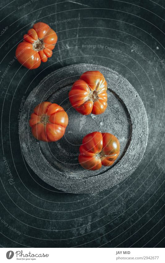 Frische rote Marmande RAF rote Tomaten auf Betonplatte. Gemüse Frucht Vegetarische Ernährung Diät Teller Garten Tisch Natur frisch natürlich Sauberkeit grün