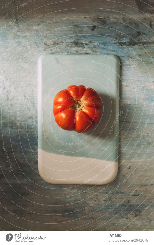 Frische rote Marmande RAF rote Tomaten auf Steintisch Lebensmittel Fleisch Gemüse Frucht Ernährung Bioprodukte Vegetarische Ernährung Diät Garten Tisch Natur