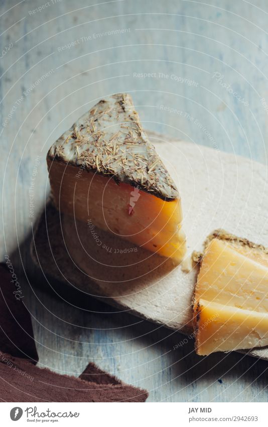 Halbgereifter Schafskäse Villarejo Rosmarin. Spanien Käse Preisverleihung Gastronomie alt dunkel frisch lecker natürlich blau Tradition Spanisch Rosmarinkäse
