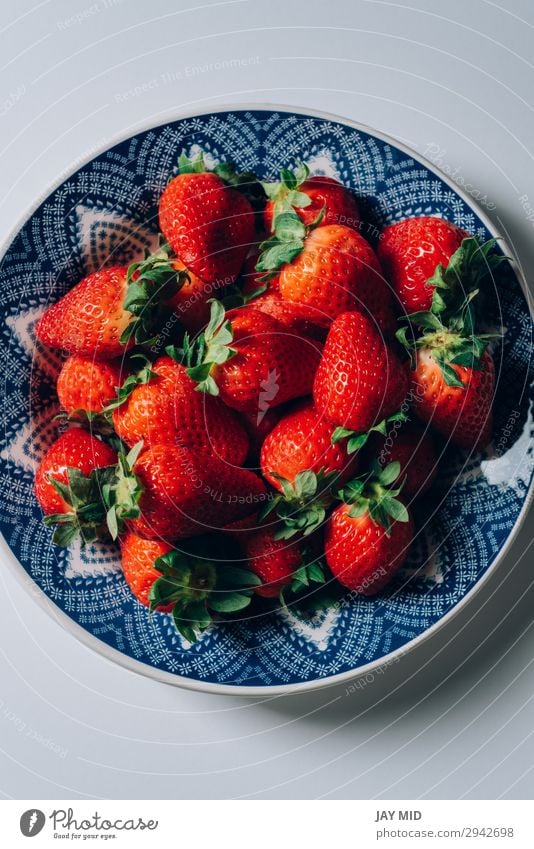 Frische reife Erdbeeren in einem blau-weißen Teller Frucht Dessert Ernährung Frühstück Mittagessen Abendessen Bioprodukte Vegetarische Ernährung