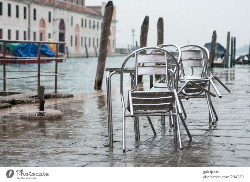 Überfluss Stuhl Tisch Winter Wetter schlechtes Wetter Regen Flussufer Kanal Venedig Hafenstadt Platz nass grau Tourismus Gastronomie Pause Überschwemmung