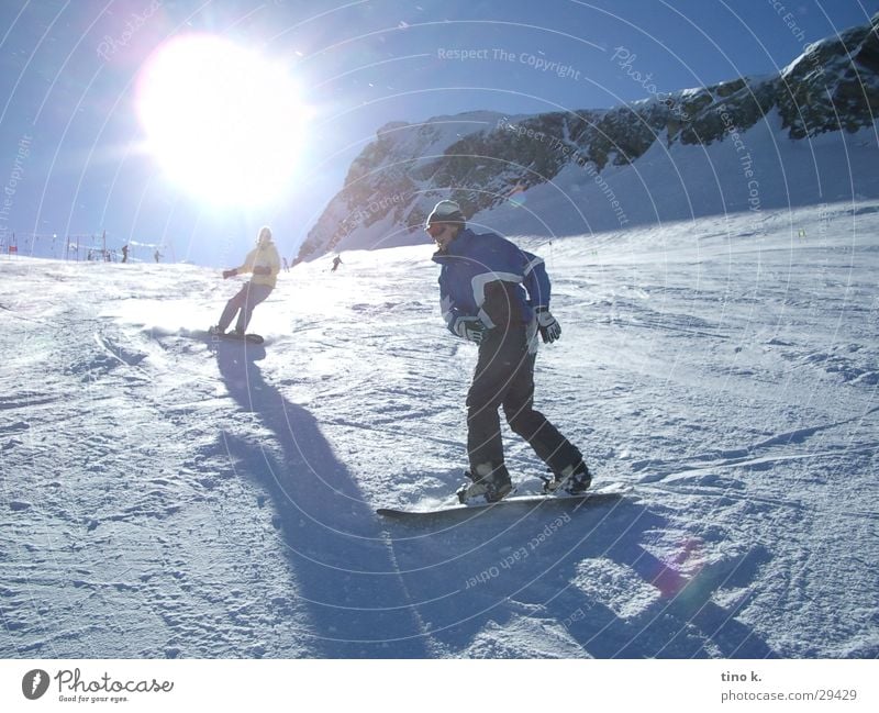 Kaprun@Noon Snowboard Gegenlicht Gletscher Kitzsteinhorn Sport Sonne abwärts Snowboarder Snowboarding 2 Kurve Schwung schwungvoll Alpen Skipiste Außenaufnahme