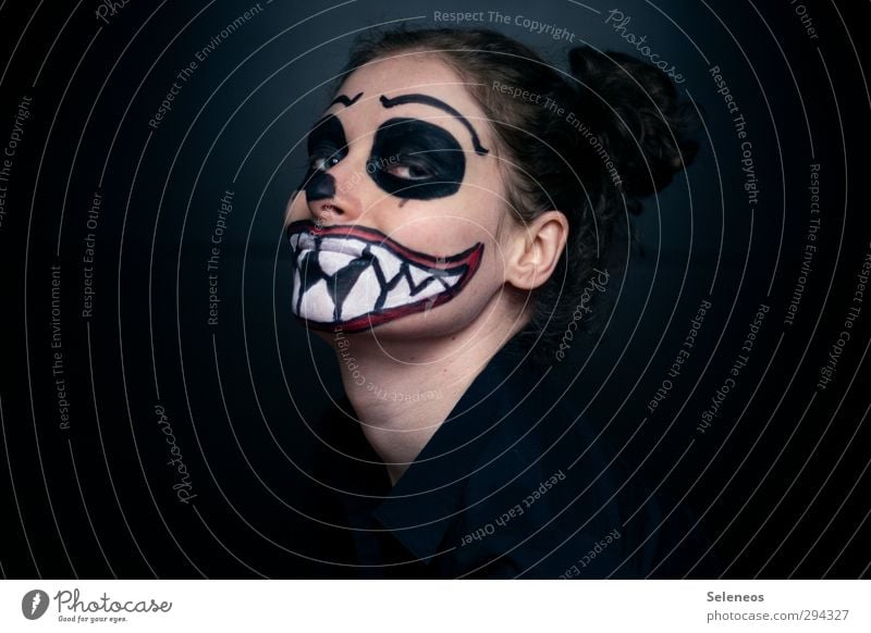 Fratzen ziehen Feste & Feiern Karneval Halloween Mensch Gesicht 1 gruselig Angst bemalt Körpermalerei Farbfoto Innenaufnahme Textfreiraum links