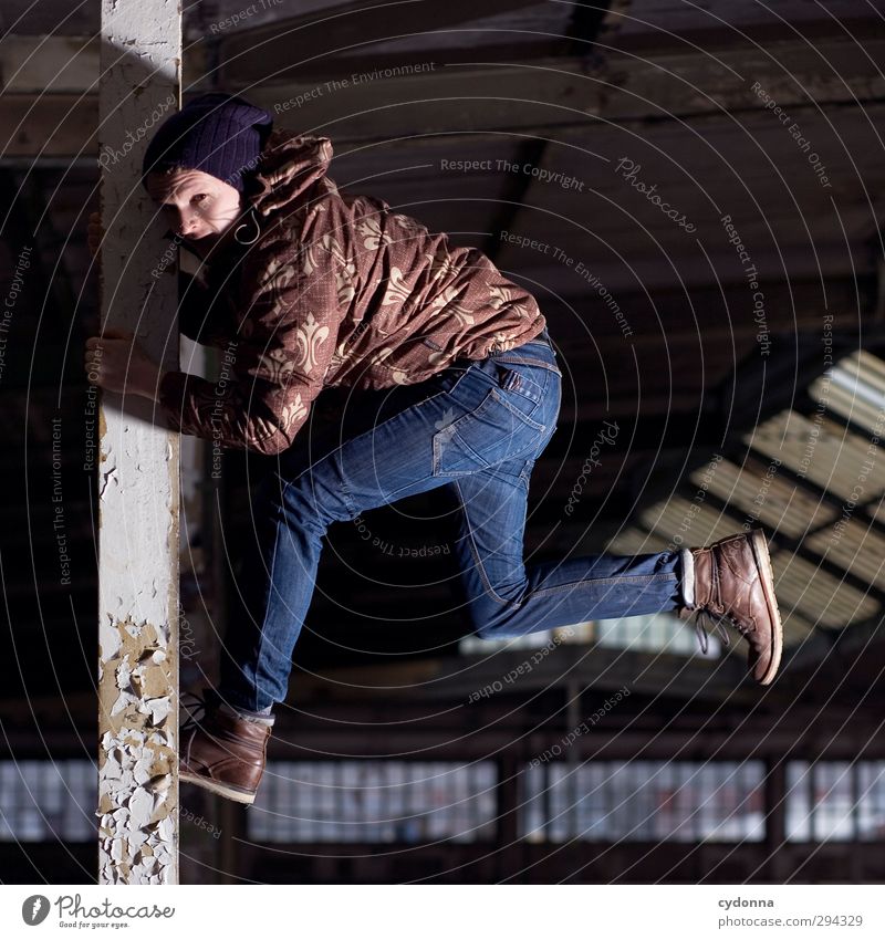 Angehalten Lifestyle Stil Leben Abenteuer Mensch Junger Mann Jugendliche 18-30 Jahre Erwachsene Winter Industrieanlage Fabrik Architektur Jeanshose Jacke Mütze