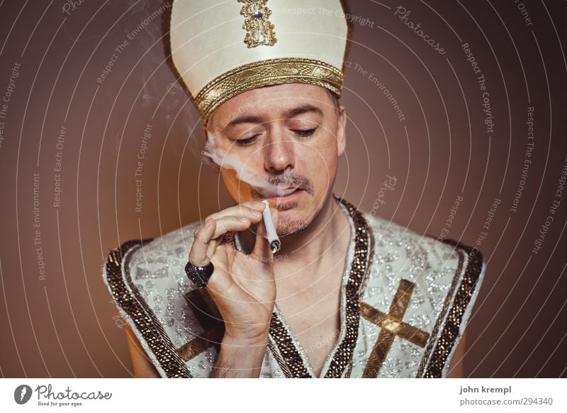 Abwarten und Tee rauchen maskulin 1 Mensch 45-60 Jahre Erwachsene Stola mitra Dreitagebart Rauchen Bekanntheit Coolness trashig braun gold Religion & Glaube