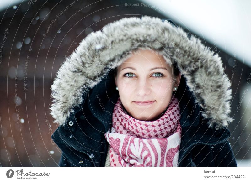Gut gerüstet Lifestyle Mensch feminin Junge Frau Jugendliche Erwachsene Leben Kopf Gesicht Auge Nase Mund 1 18-30 Jahre Winter Eis Frost Schneefall Jacke Schal