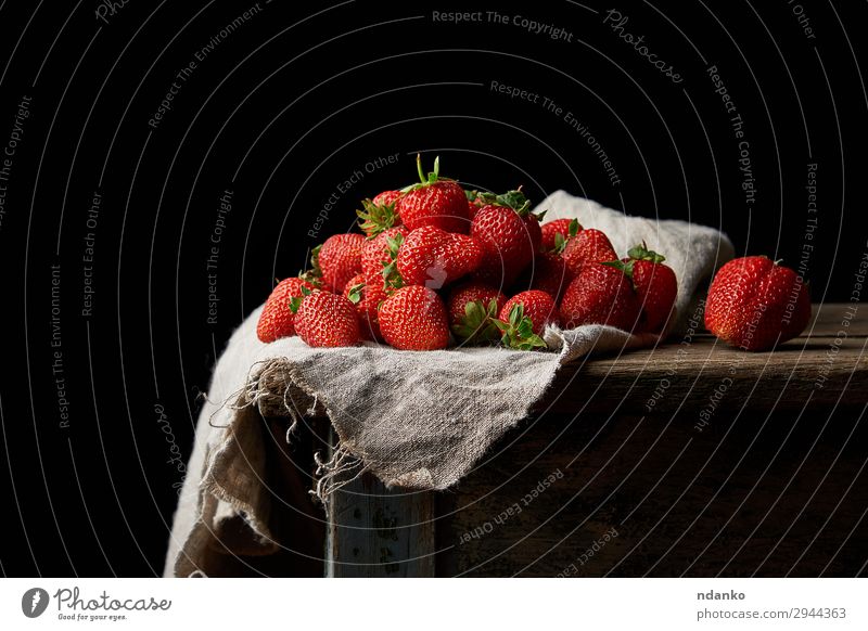 Bund frischer reifer roter Erdbeeren Frucht Dessert Tisch Natur Blatt Holz klein natürlich grün schwarz Lebensmittel Gesundheit süß organisch Buchse