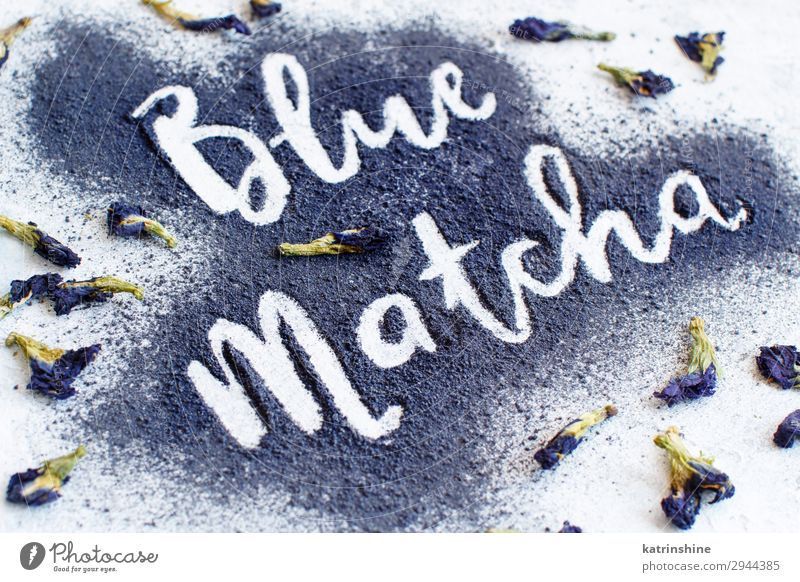 Blaues Matcha-Pulver Vegetarische Ernährung Tee Blume natürlich blau weiß Energie blaues Streichholz Wort Schmetterlingserbse Trockenblumen Antioxidans