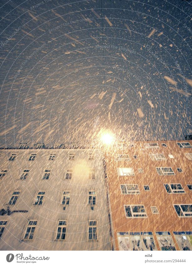 Schneetreiben Winter Wetter schlechtes Wetter Wind Schneefall München Stadt Haus Fassade Straßenbeleuchtung blau gelb orange kalt aufwärts Farbfoto