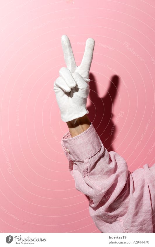 Hand mit weißem Handschuh mit Siegeszeichen Erfolg Mensch feminin Kopf Finger 18-30 Jahre Jugendliche Erwachsene Handschuhe rosa Frieden Idee zwei