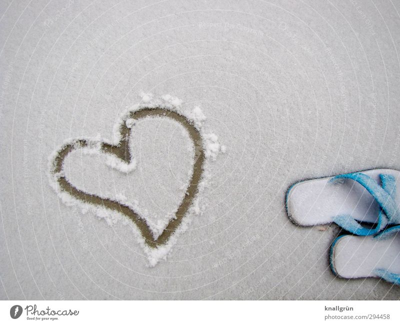 eiskalt erwischt Winter Eis Frost Schnee Schuhe Badelatschen Zeichen Herz frieren Zusammensein blau weiß Gefühle Sympathie Liebe Verliebtheit Kommunizieren