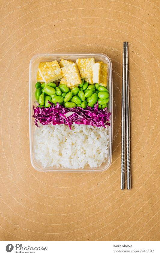 Gesunde vegane Bento-Box im asiatischen Stil Rotkohl geschmackvoll grün Essen zubereiten Metallstäbchen wegnehmen Lunch-Box keine Verschwendung