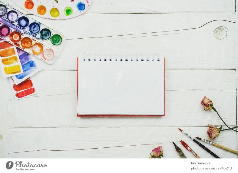Skizzenbuch leere Seite auf Holztisch mit Palette Künstler Bürste Business mehrfarbig Entwurf Kreativität Dekoration & Verzierung Design Schreibtisch Gemälde