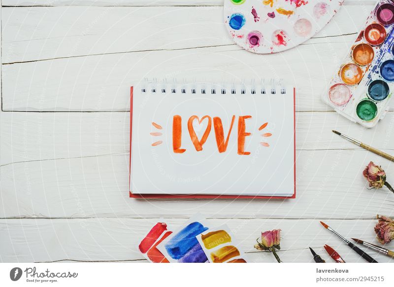 Skizzenbuch mit Griffschrift "Liebe". Notizbuch Mitteilung Künstler Hintergrundbild schön Bürste Business mehrfarbig Entwurf Kreativität Dekoration & Verzierung