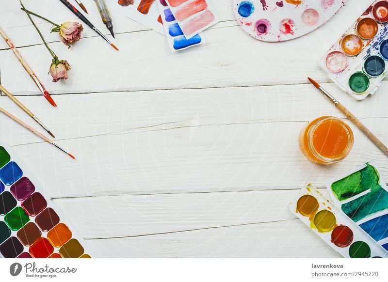 Schreibwaren und Kunstbedarf auf weißem Holzgrund Gemälde Zeichnung Kreativität mehrfarbig Designer Künstler Bildung Bürste Paletten Blütenknospen Rose Aquarell