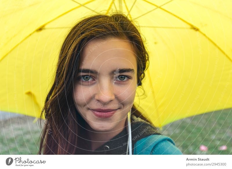 Porträt mit Regenschirm Lifestyle Freude Glück schön Zufriedenheit Erholung Ausflug Mensch feminin Junge Frau Jugendliche Gesicht 1 13-18 Jahre Landschaft