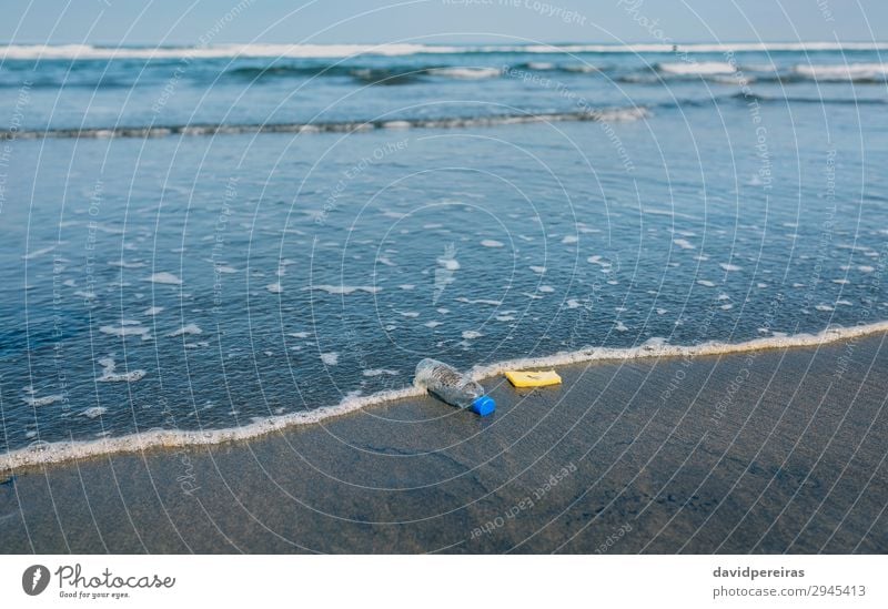 Müll an der Küste Strand Meer Umwelt Natur Landschaft Sand Dose Kunststoff dreckig Desaster Umweltverschmutzung Verunreinigung Kunststoffflasche winken