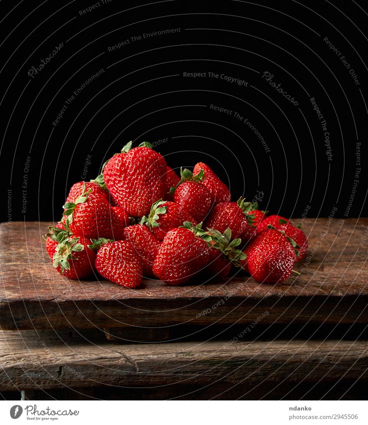 Bund frischer reifer roter Erdbeeren Frucht Dessert Tisch Natur Blatt Holz dunkel klein lecker natürlich saftig schwarz süß Beeren Buchse Lebensmittel Ernte