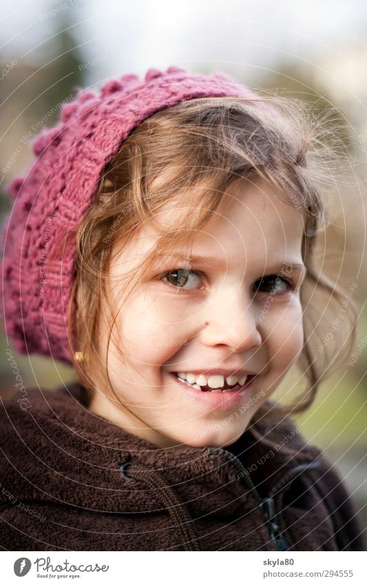 Zaubermaus Mädchen Kind Freude Blick in die Kamera lustig Gesicht Kindheit Kindheitserinnerung Winterportrait kalt lachen Lächeln schön Glück Freundlichkeit