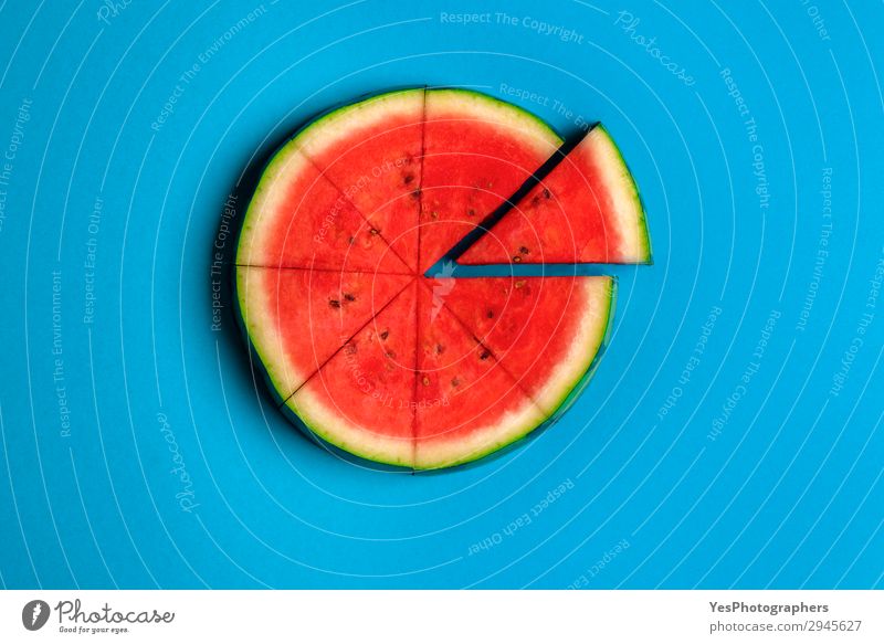 Geschnittene Wassermelone auf blauem Hintergrund. Obige Ansicht. Frucht Dessert Bioprodukte Vegetarische Ernährung Diät Lifestyle Gesunde Ernährung