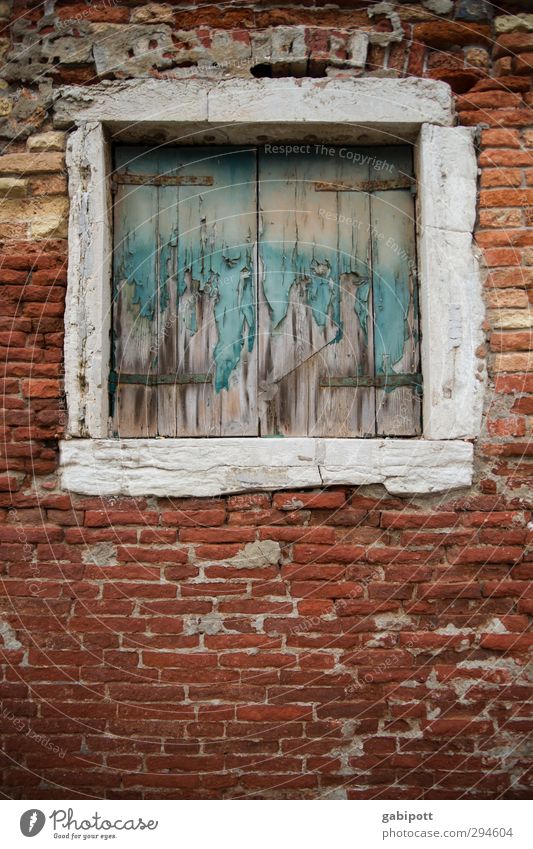 Fenster auch zu Venedig Altstadt Haus Mauer Wand Fassade Stein alt trist Backstein Backsteinfassade Holz verfallen Farbe Unbewohnt geschlossen Fensterladen