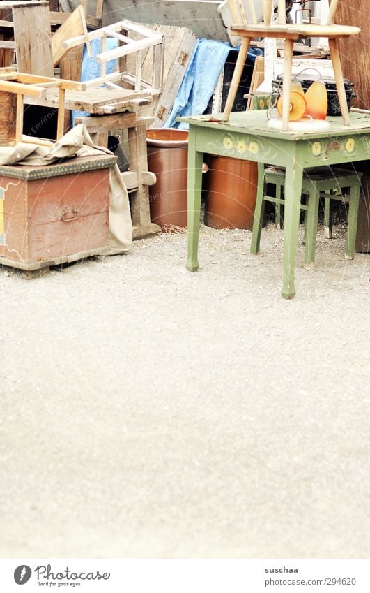 ausrangiert Holz alt Armut dreckig hässlich kaputt schön Verfall Vergänglichkeit abgestellt Möbel Einrichtungsgegenstände Antiquität Schrottplatz Trödel Tisch