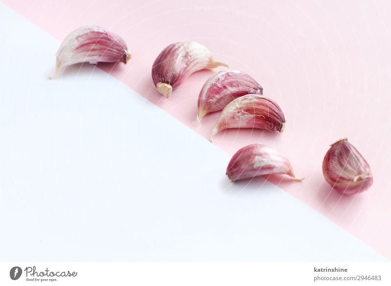 Frischer Knoblauch auf hellrosa Hintergrund Gemüse Kräuter & Gewürze Vegetarische Ernährung frisch weiß Verfall Knolle ingrerient Gewürznelke Pastell
