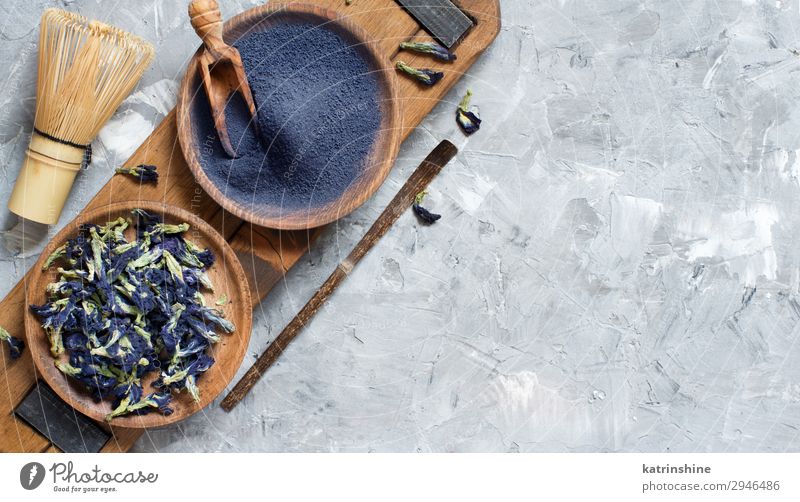 Blaues Matcha-Pulver Vegetarische Ernährung Tee Blume natürlich oben blau weiß blaues Streichholz Rührbesen Schmetterlingserbse Trockenblumen Antioxidans